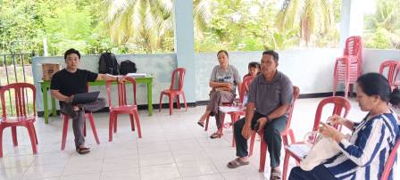 Photo from the focus group discussion and tutorial on the Enggano orthography guidelines, June 2025